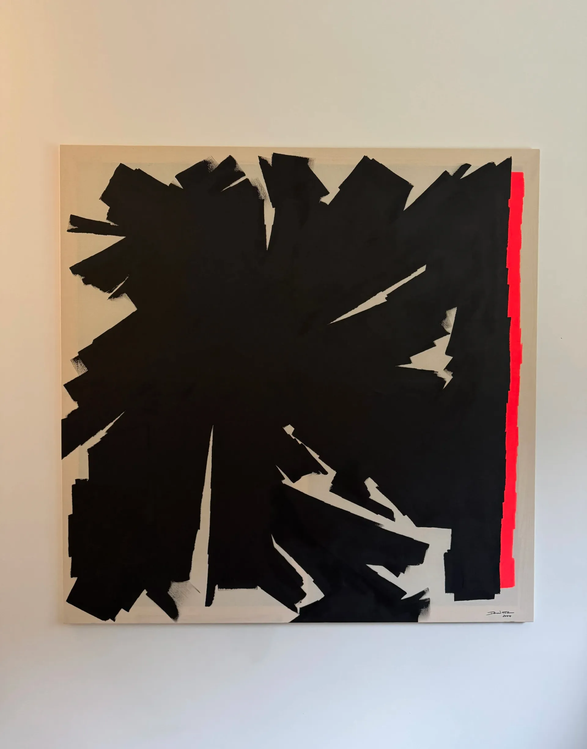 Abstraktes Kunstwerk in Schwarz, Kobaltblau und Neonorange auf cremefarbenem Grund