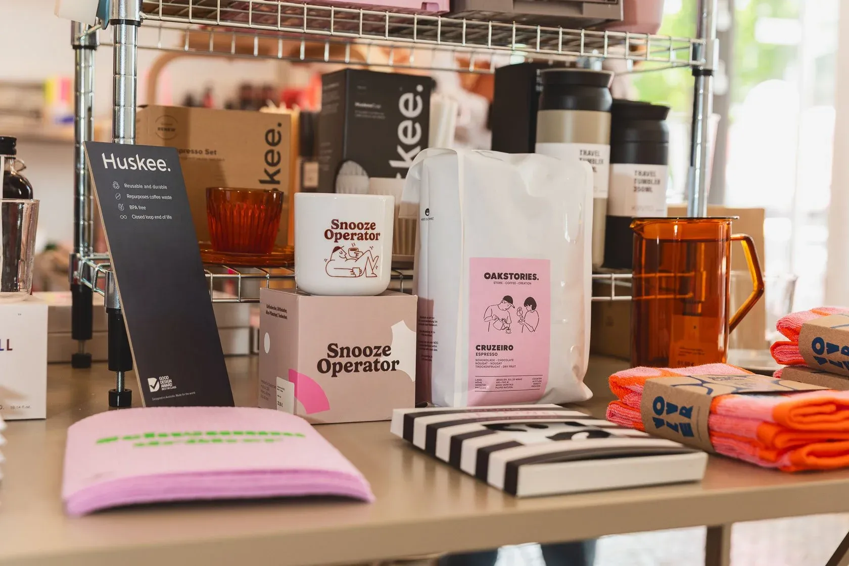 Specialty Coffee, Huskee-Becher und die eigene oakstories.-Kaffeepackung im Laden