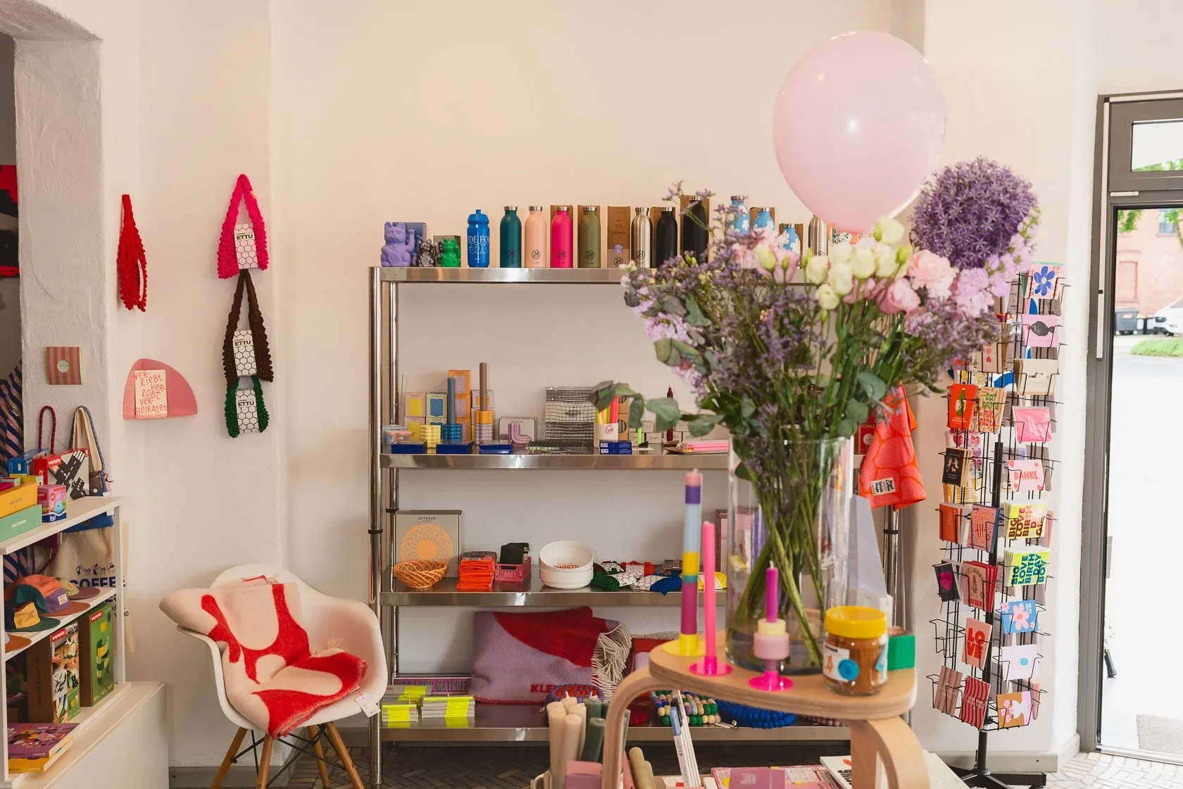 Blick in den Laden von oakstories.: Regale mit Design-Objekten und eine ruhige, kuratierte Ecke