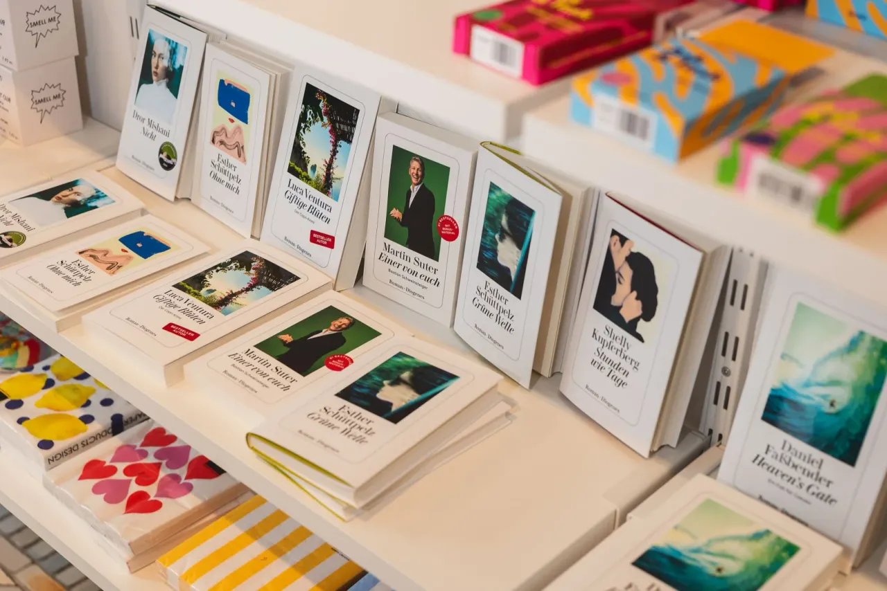 Ausgewählte Bücher und Papeterie bei oakstories.