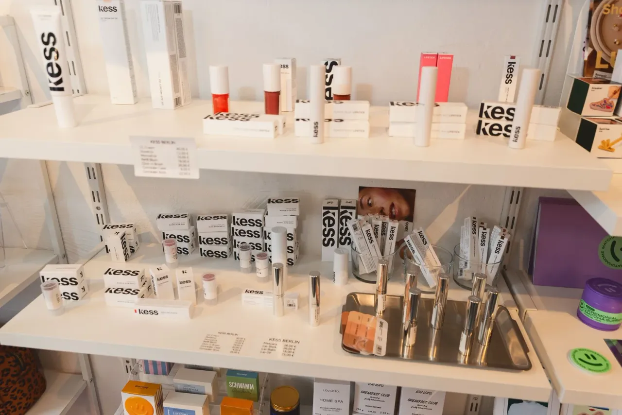 Beauty-Produkte von KESS Berlin im Regal bei oakstories.